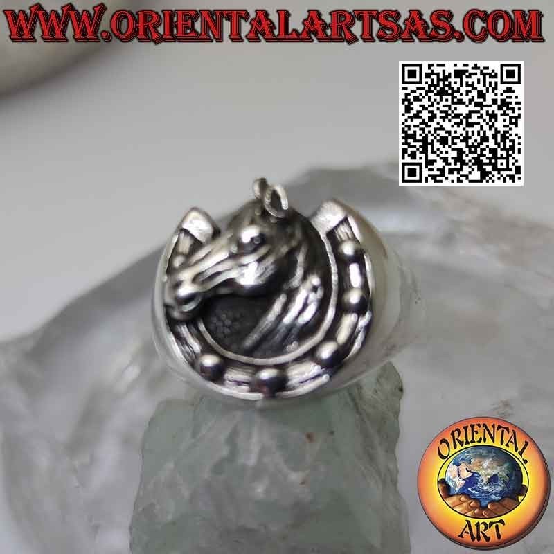 Bague en argent, tête de cheval dans le sabot (fer à cheval)