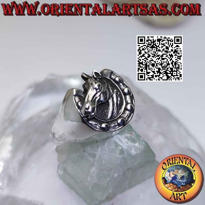 Anillo de plata, cabeza de caballo en el casco (herradura)