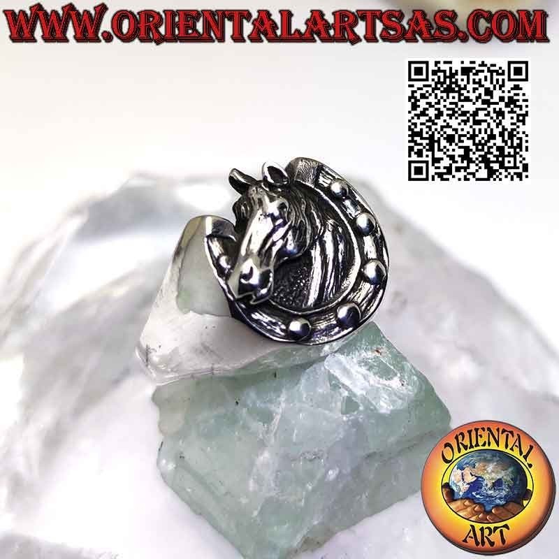 Bague en argent, tête de cheval dans le sabot (fer à cheval)