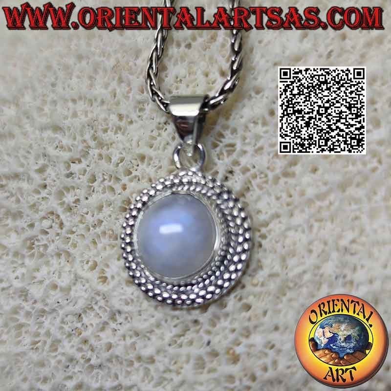 Colgante de plata con cabujón redondo de piedra lunar arcoíris rodeado por una doble fila de microesferas alternas