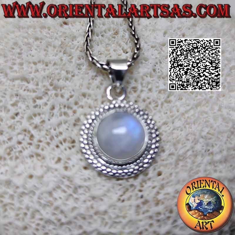 Colgante de plata con cabujón redondo de piedra lunar arcoíris rodeado por una doble fila de microesferas alternas