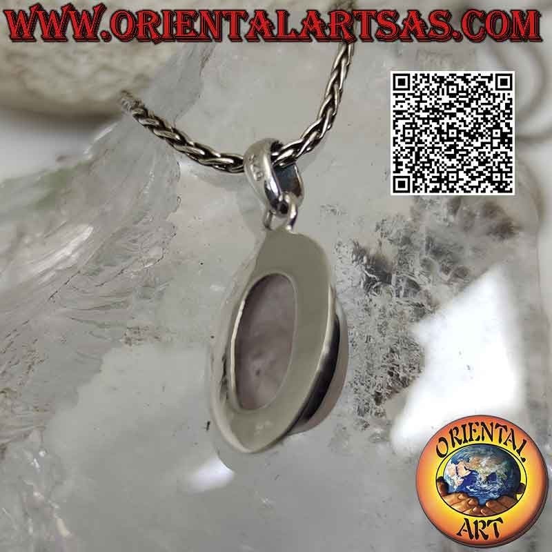 Colgante de plata con cabujón de cuarzo rosa ovalado rodeado de una hilera de microesferas lisas