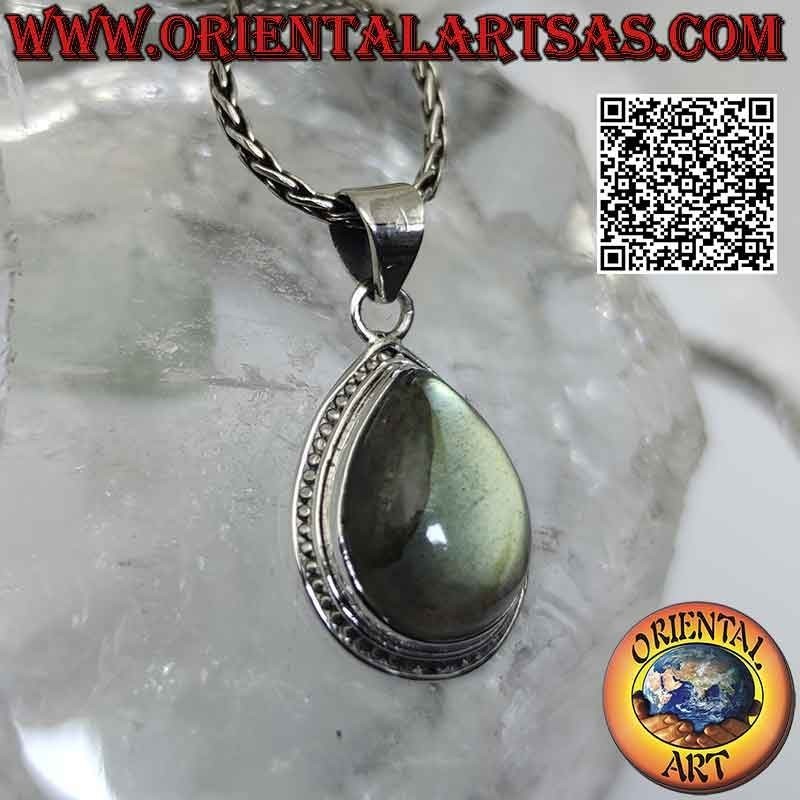 Silberanhänger mit Cabochon-Tropfen-Labradorit auf einer glatten Fassung mit einer Reihe von Mikrokugeln
