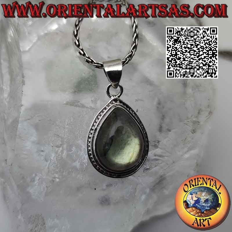 Silberanhänger mit Cabochon-Tropfen-Labradorit auf einer glatten Fassung mit einer Reihe von Mikrokugeln