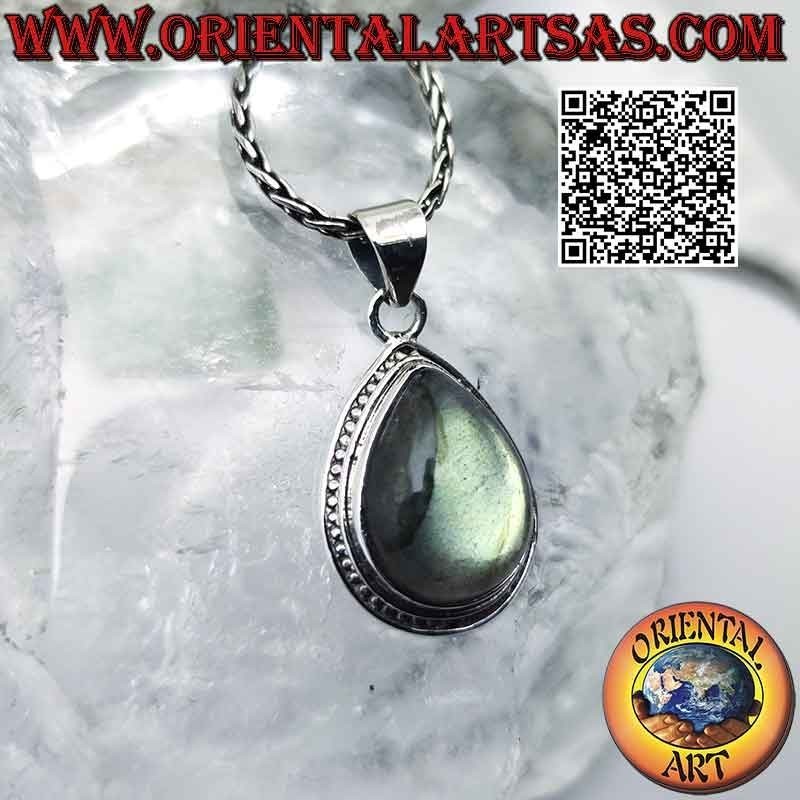 Pendentif en argent avec cabochon goutte de labradorite sur un sertissage lisse avec une rangée de microsphères