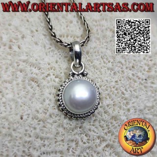 Pendentif en argent avec perle blanche entourée de tissage et rangée de microsphères lisses