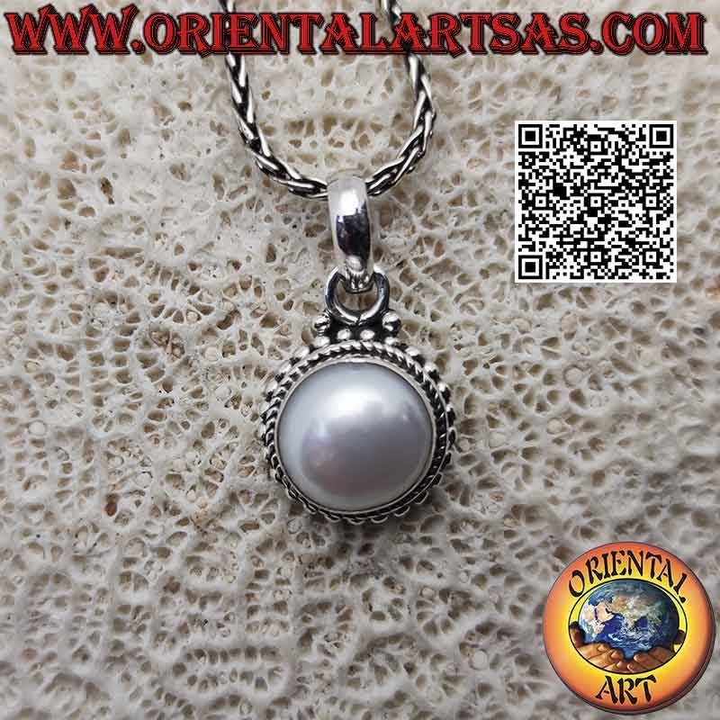 Pendentif en argent avec perle blanche entourée de tissage et rangée de microsphères lisses