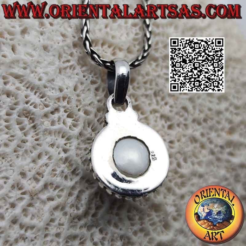 Colgante de plata con perla blanca rodeada de tejido e hilera de microesferas lisas