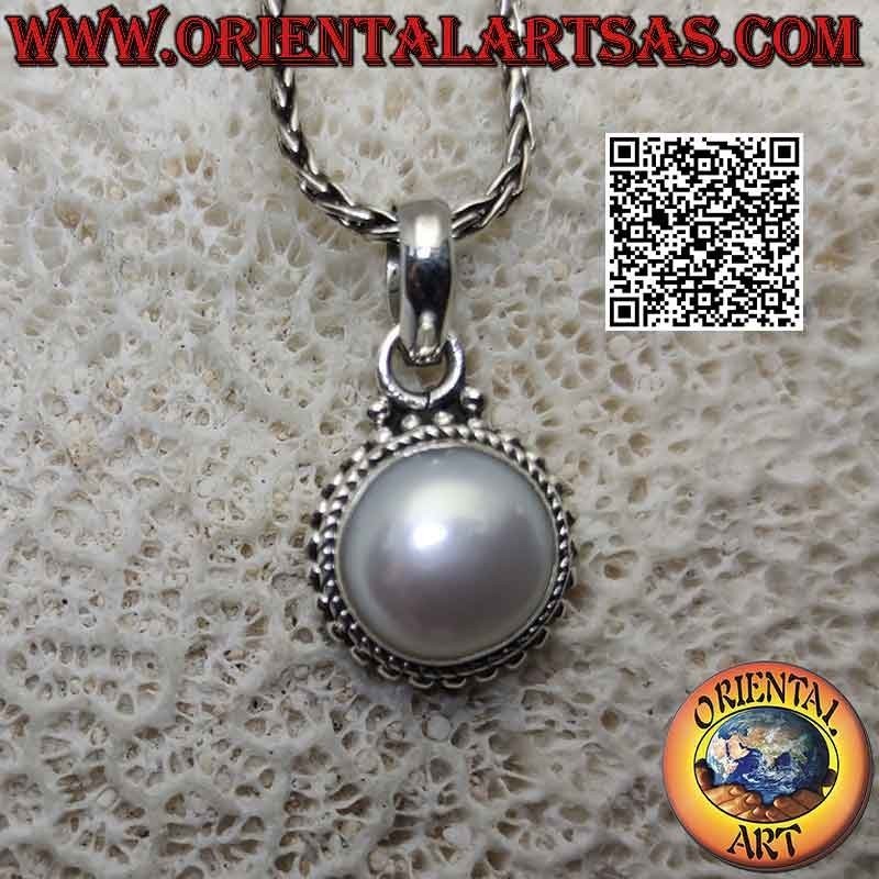 Colgante de plata con perla blanca rodeada de tejido e hilera de microesferas lisas