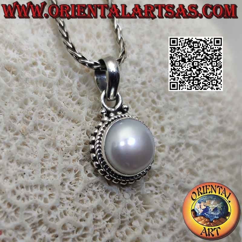 Pendentif en argent avec perle blanche entourée de tissage et rangée de microsphères lisses