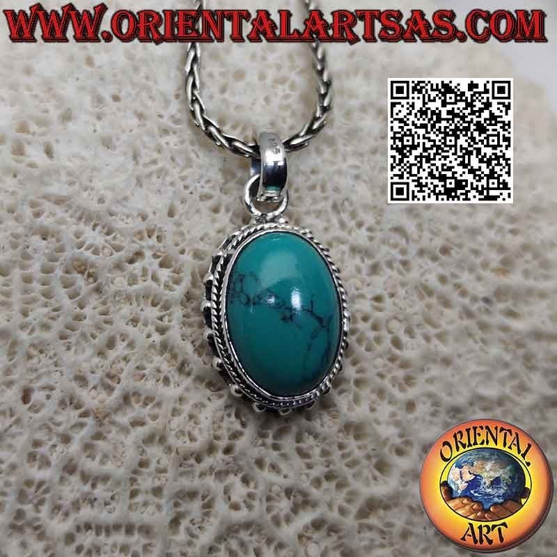 Colgante de plata con cabujón ovalado de turquesa rodeado de bolitas entrelazadas y tachonadas lisas