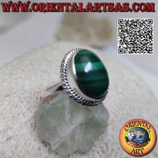Anello in argento con malachite ovale cabochon (striature orizzontali) contornato da intreccio e linea elicoidale