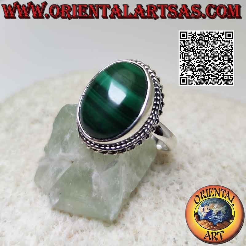 Anillo de plata con cabujón ovalado de malaquita (rayas horizontales) rodeado de entrecruzamiento y línea helicoidal