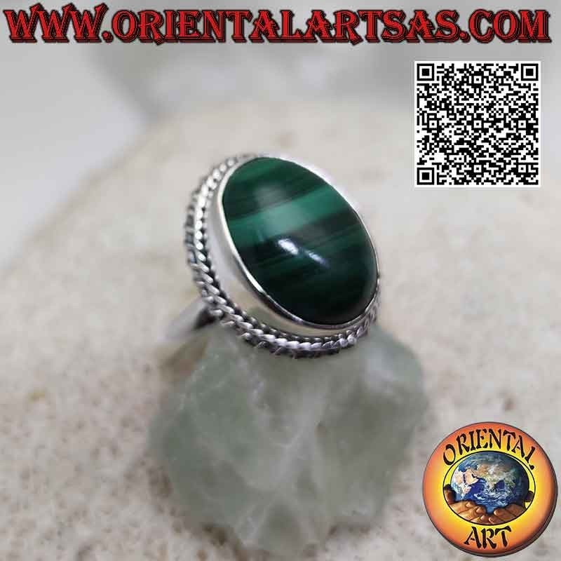 Anillo de plata con cabujón ovalado de malaquita (rayas horizontales) rodeado de entrecruzamiento y línea helicoidal