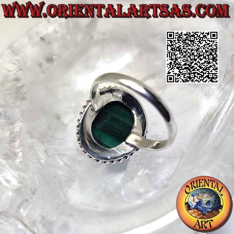 Silberring mit ovalem Malachit-Cabochon (horizontale Streifen), umgeben von einer Verflechtung und einer spiralförmigen Linie