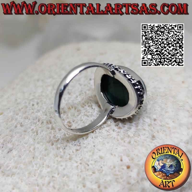 Anillo de plata con cabujón ovalado de malaquita (rayas horizontales) rodeado de entrecruzamiento y línea helicoidal