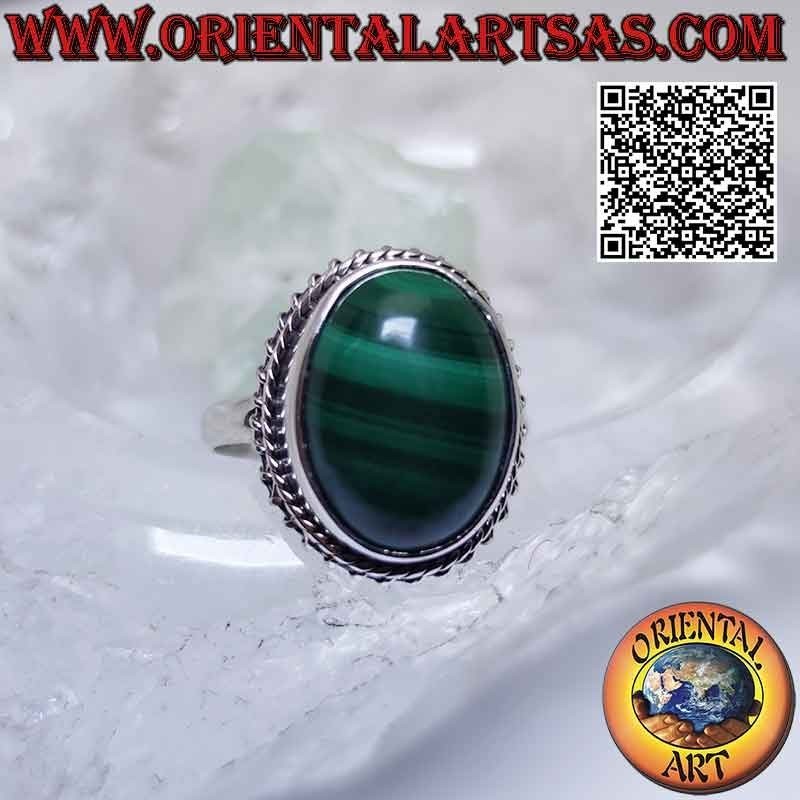 Anillo de plata con cabujón ovalado de malaquita (rayas horizontales) rodeado de entrecruzamiento y línea helicoidal