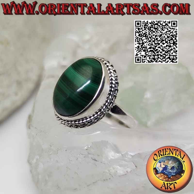 Anello in argento con malachite ovale cabochon (striature orizzontali) contornato da intreccio e linea elicoidale