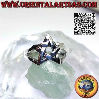 Anillo liso de plata con pentáculo liso unido a dos lateralmente