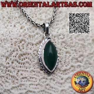 Pendentif en argent avec cabochon d'agate verte navette sur une monture entrelacs simple