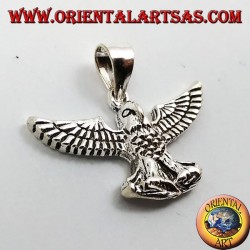 águila de plata colgante con las alas abiertas