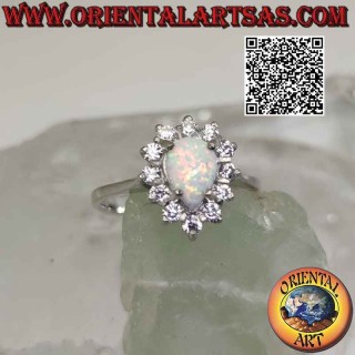 Anillo de plata con ópalo arlequín en forma de lágrima engastado rodeado de circonitas blancas