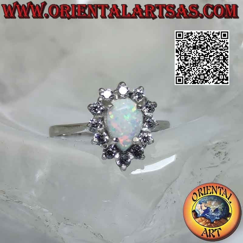 Anello in argento con opale arlecchino a goccia incastonato contornato da zirconi bianchi