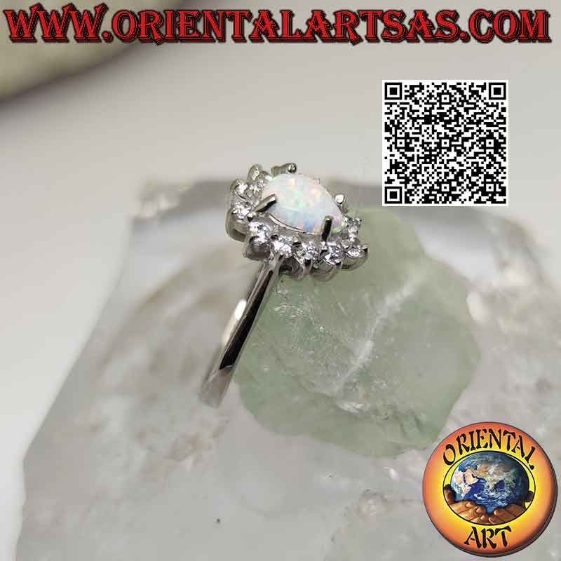 Anillo de plata con ópalo arlequín en forma de lágrima engastado rodeado de circonitas blancas