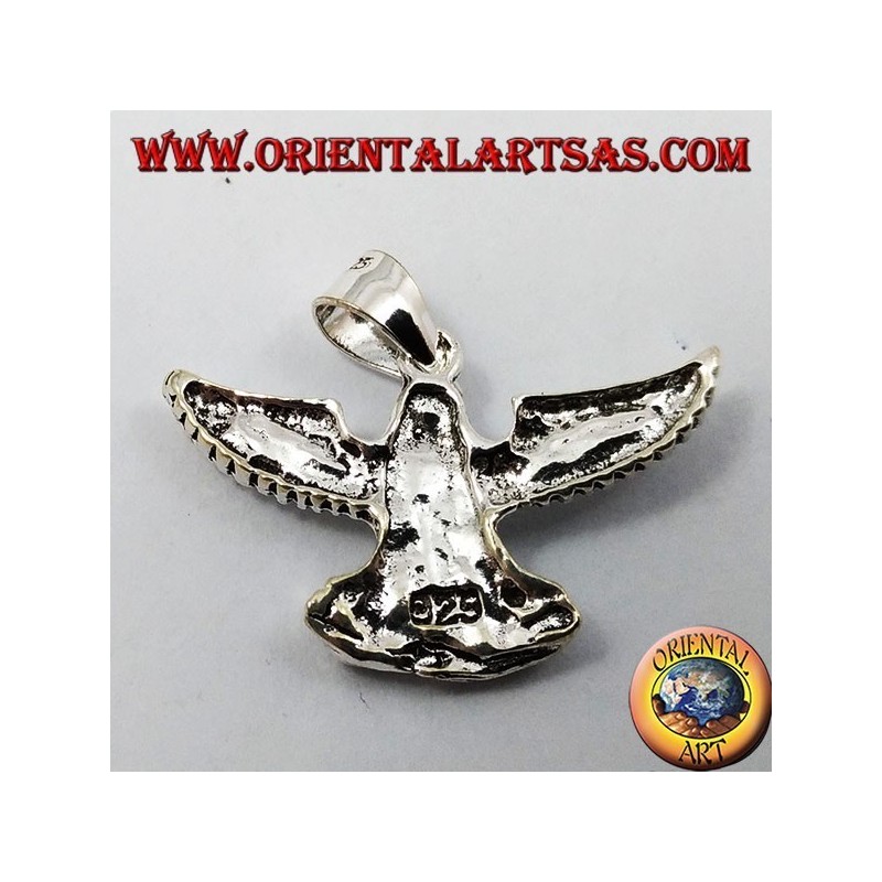 águila de plata colgante con las alas abiertas