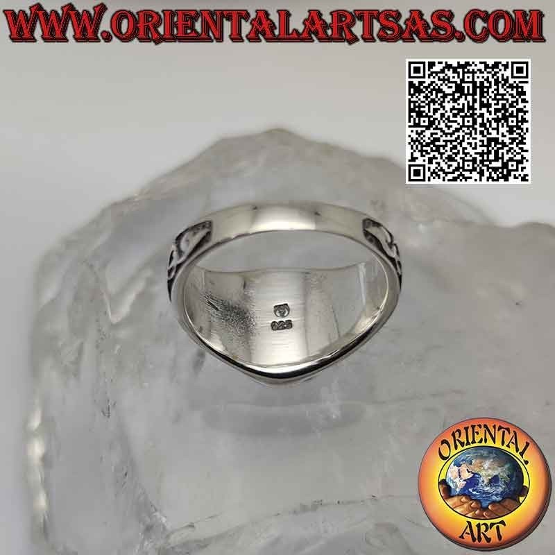 Anello in argento con turchese naturale dell'Arizona ovale e decoro floreale sui lati