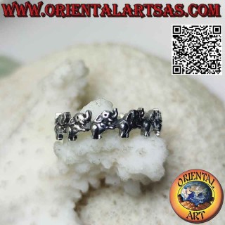 Anello a fascia in argento con elefanti rampanti con proboscide in su in fila