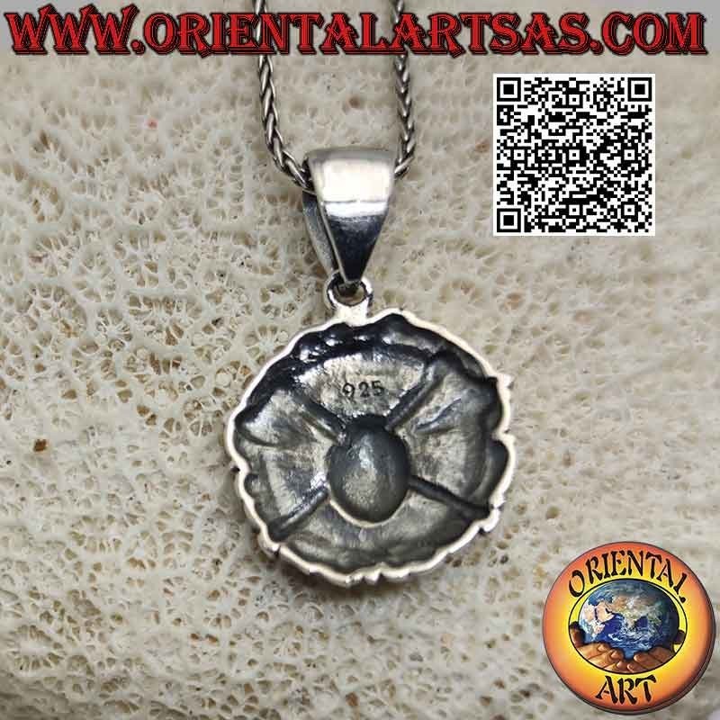 Silberanhänger, Medaillon mit Wikingerhelm zwischen gekreuzten Äxten umgeben von keltischem Flechtwerk