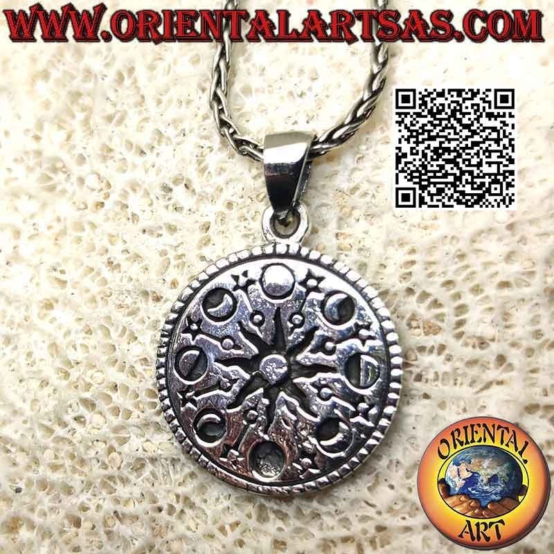 Ciondolo in argento, medaglia con sole centrale e fasi lunari incise