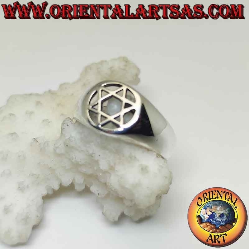 Anillo de plata con estrella de David (estrella de 6 puntas) en el círculo perforado en un engaste liso