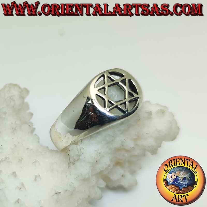 Bague en argent avec étoile de David (étoile à 6 branches) dans le cercle ajouré sur une monture lisse