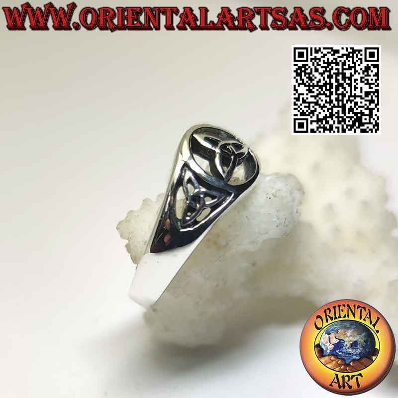 Anillo redondo de plata perforada con triquetra central y lateral