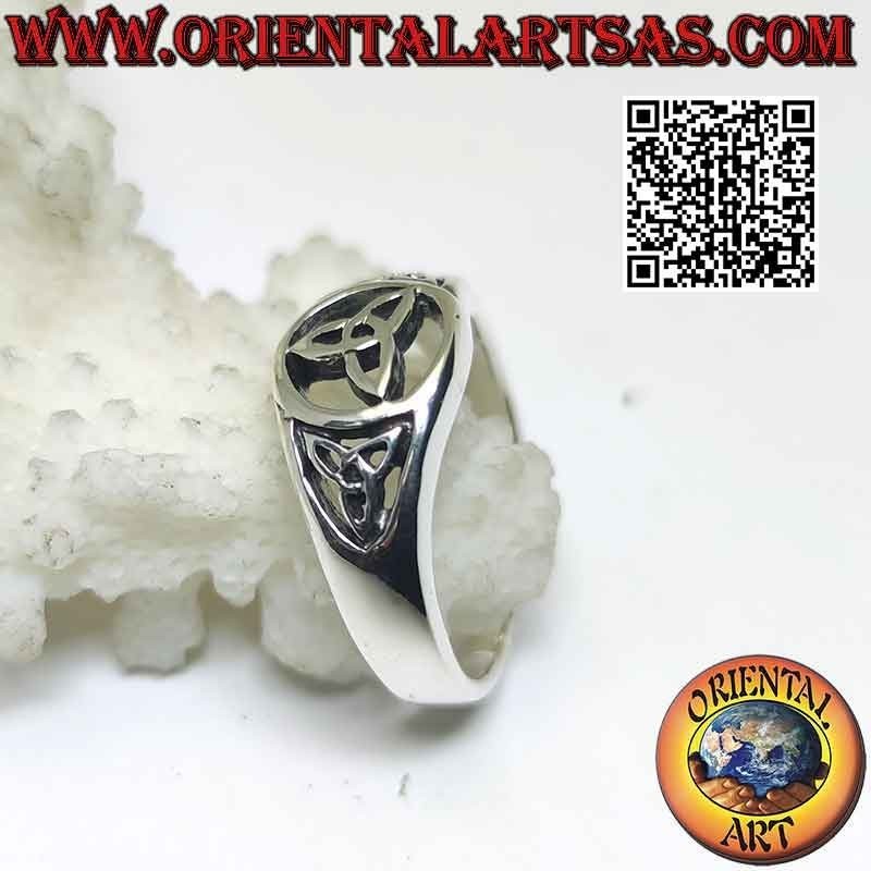 Anillo redondo de plata perforada con triquetra central y lateral