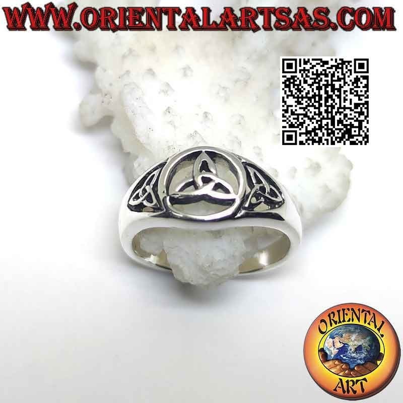 Bague ronde en argent perforé avec triquetra central et latéral