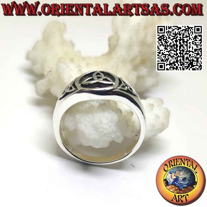 Anello in argento tondo traforato con triquetra centrale e sui lati