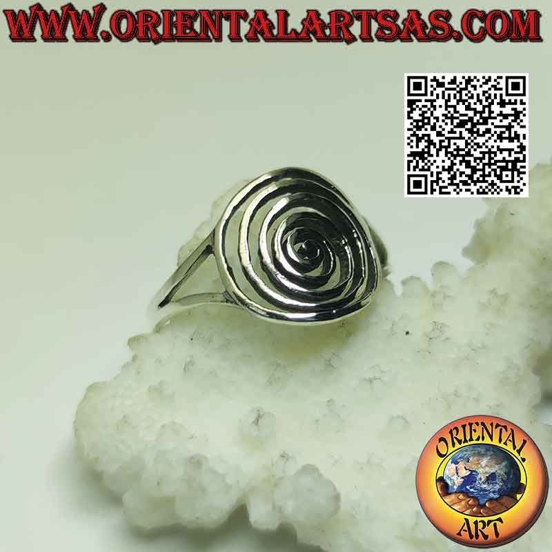 Anillo de plata con densa espiral perforada enganchada a dos