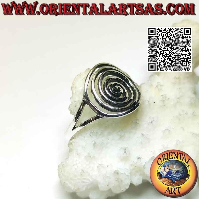 Bague en argent avec spirale perforée dense accrochée à deux