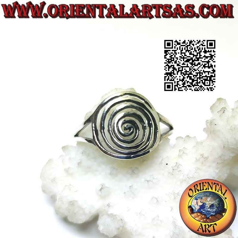Silberring mit dichter perforierter Spirale, die an zwei Haken befestigt ist