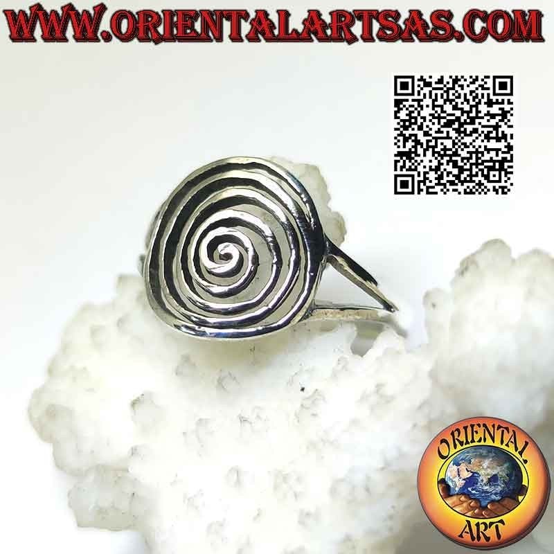 Anillo de plata con densa espiral perforada enganchada a dos
