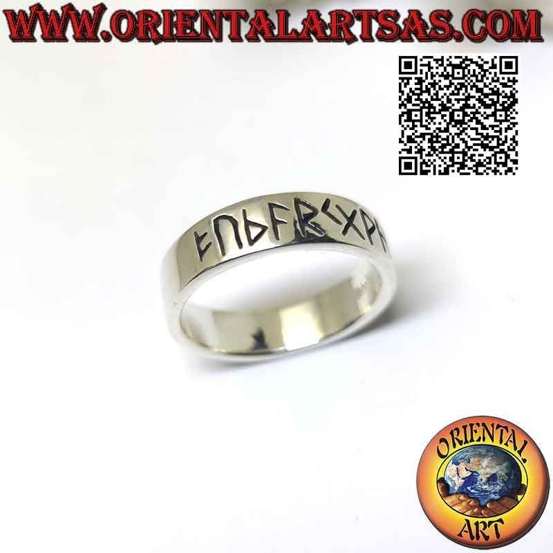 Bague en argent à bande lisse de 6 mm de large. avec runes celtiques gravées
