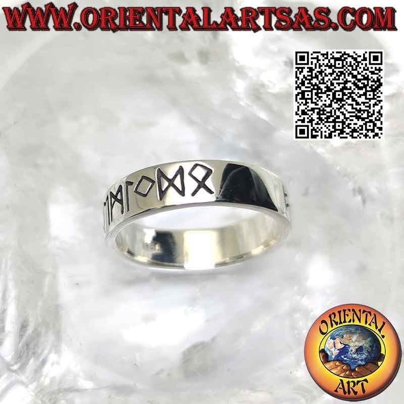 Anillo de plata con banda lisa de 6 mm de ancho. con runas celtas grabadas