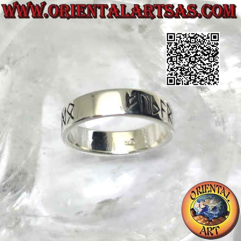 Anillo de plata con banda lisa de 6 mm de ancho. con runas celtas grabadas