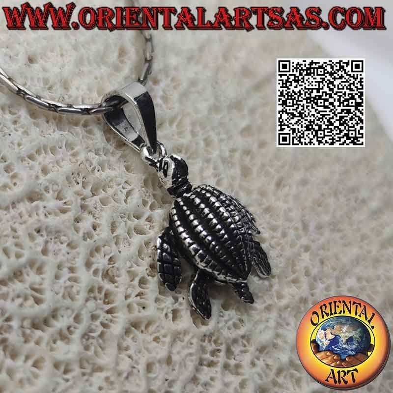 Colgante de plata en forma de tortuga marina móvil (que se mueve) totalmente tallada y decorada