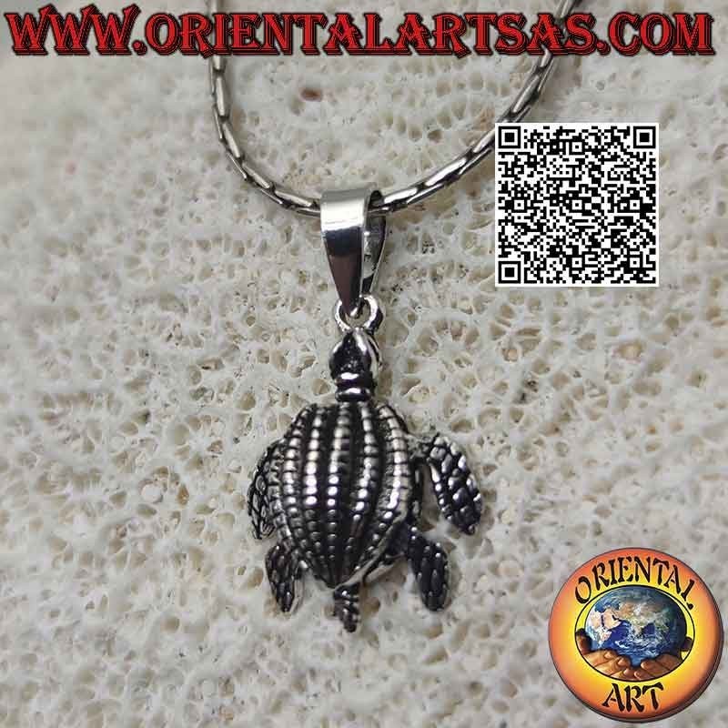 Colgante de plata en forma de tortuga marina móvil (que se mueve) totalmente tallada y decorada
