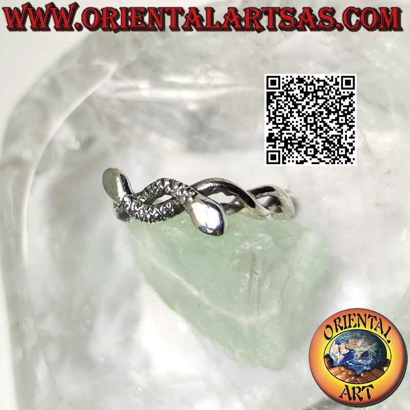 Anillo de plata con dos serpientes anudadas juntas en direcciones opuestas