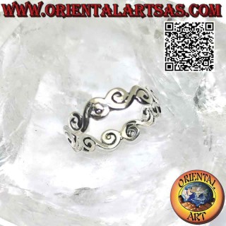 Anello in argento a fascia di greche lisce con terminazioni a spirale